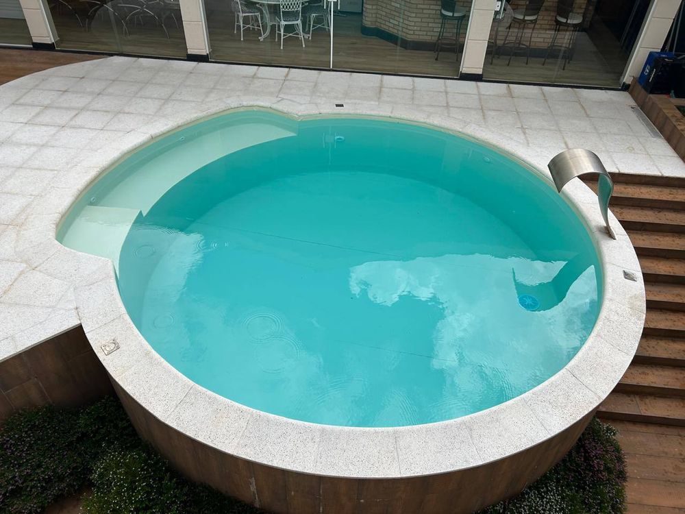 Spa redondo com banco interno, água clara
